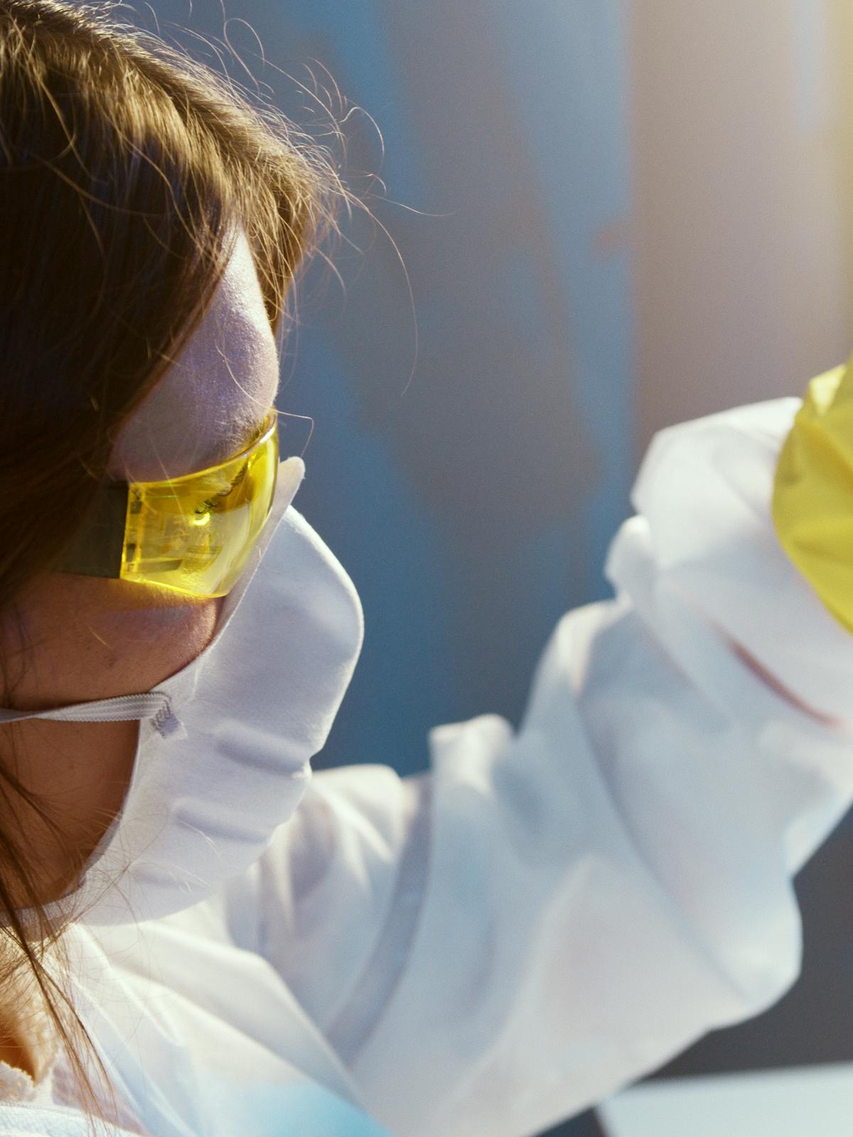 Mujer recostada durante una crisis de dolor con repercusion funcional.