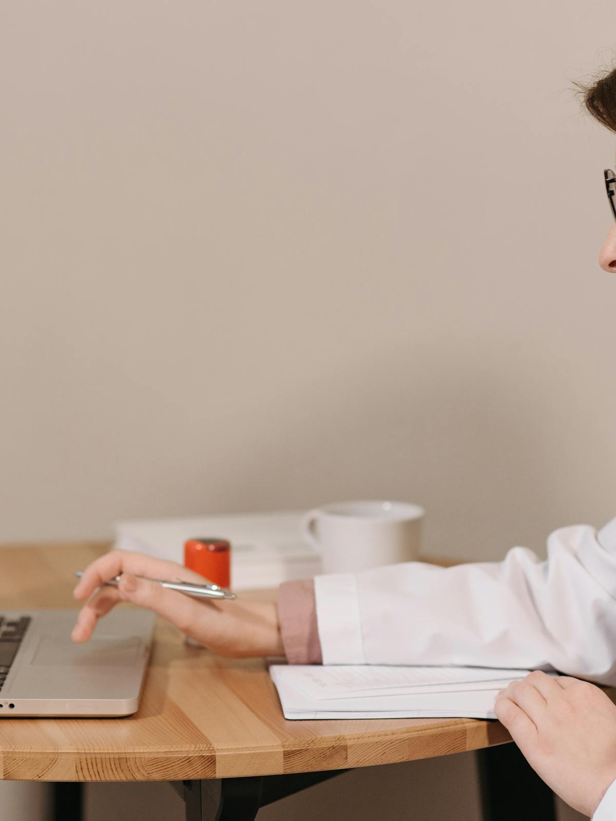 Paciente y especialista conversando en consulta sobre decisiones clinicas.