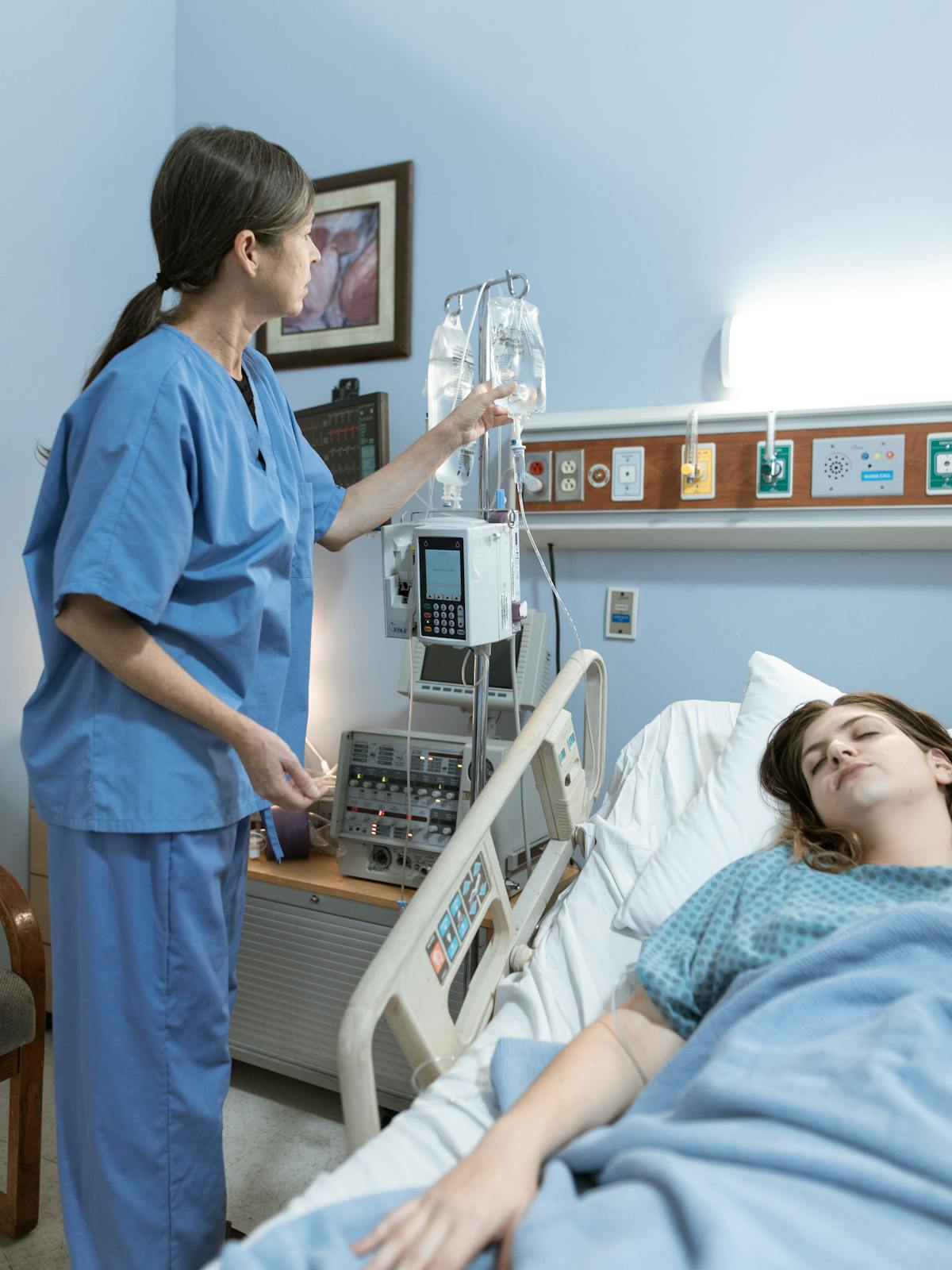 Consulta clinica en sala de exploracion con enfoque de evaluacion funcional.