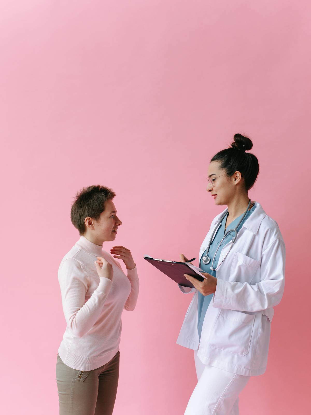 Paciente y profesional sanitario en una consulta de exploracion.