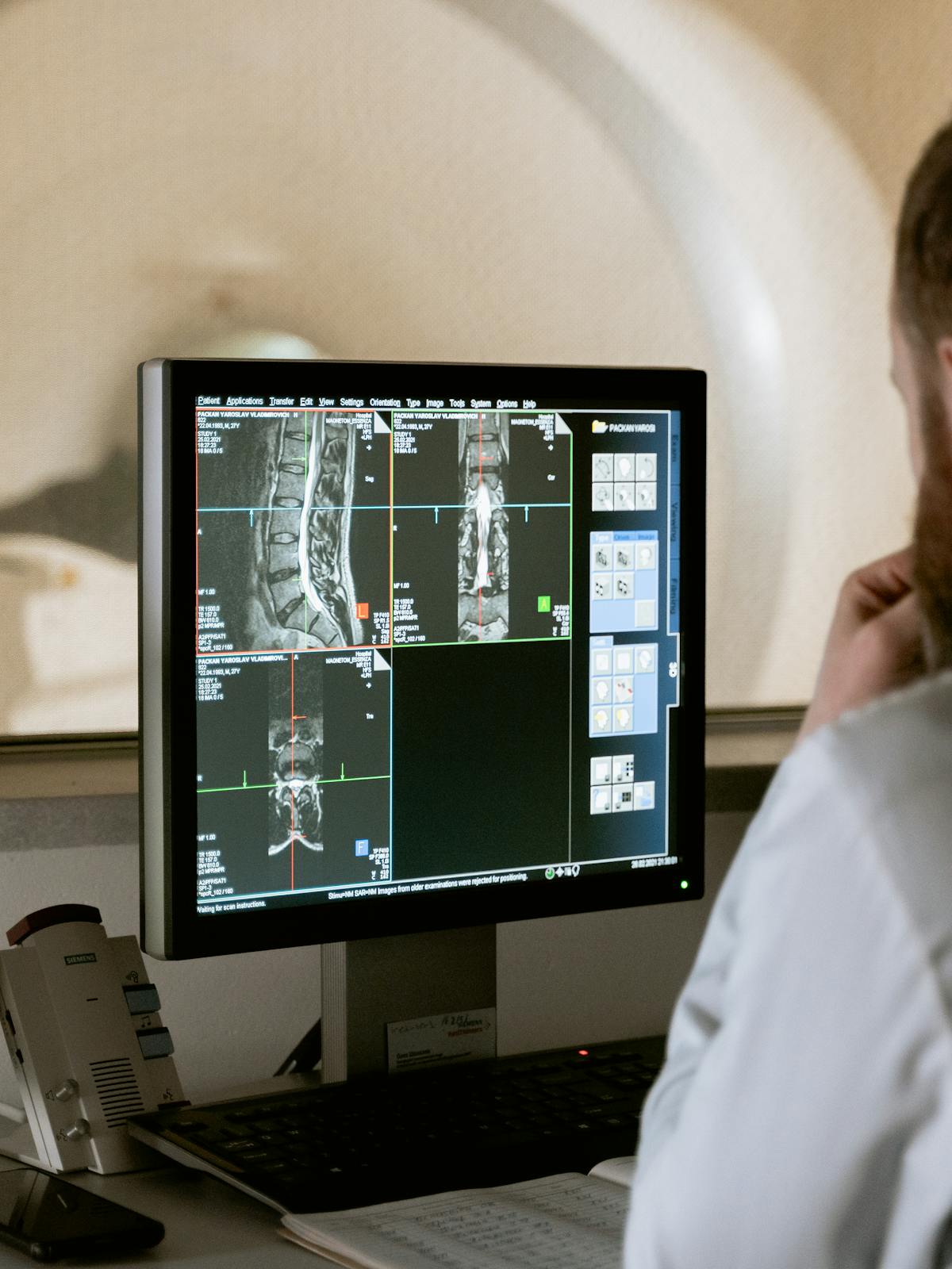 Revision clinica de opciones de tratamiento con documentacion en mano.