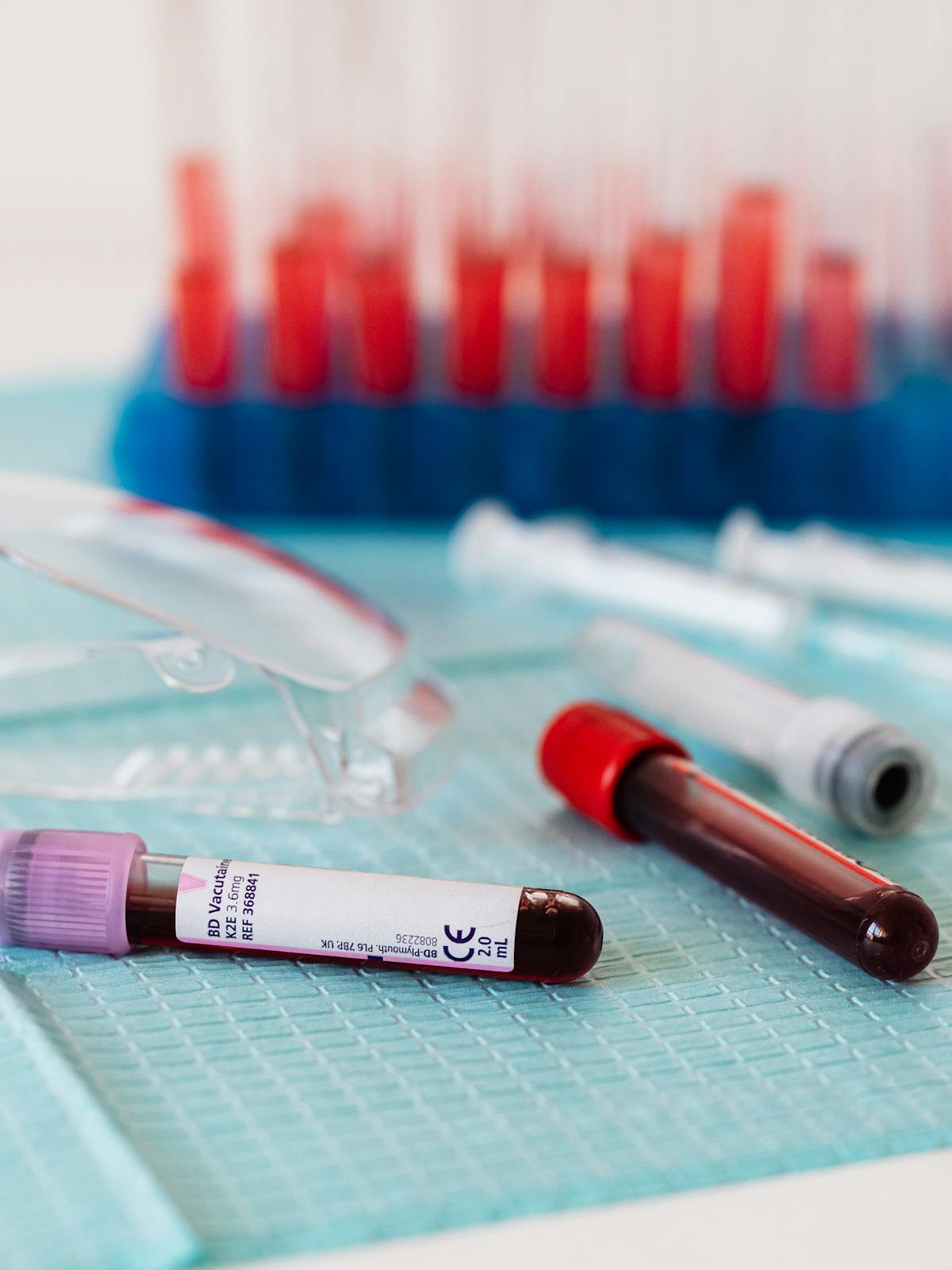 Consulta clinica con tableta usada para revisar seguimiento y recomendaciones.