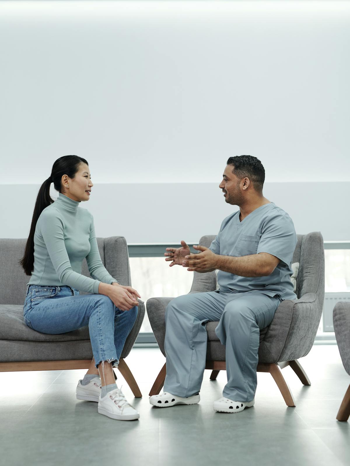 Paciente conversando con su especialista sobre opciones y plan de seguimiento.