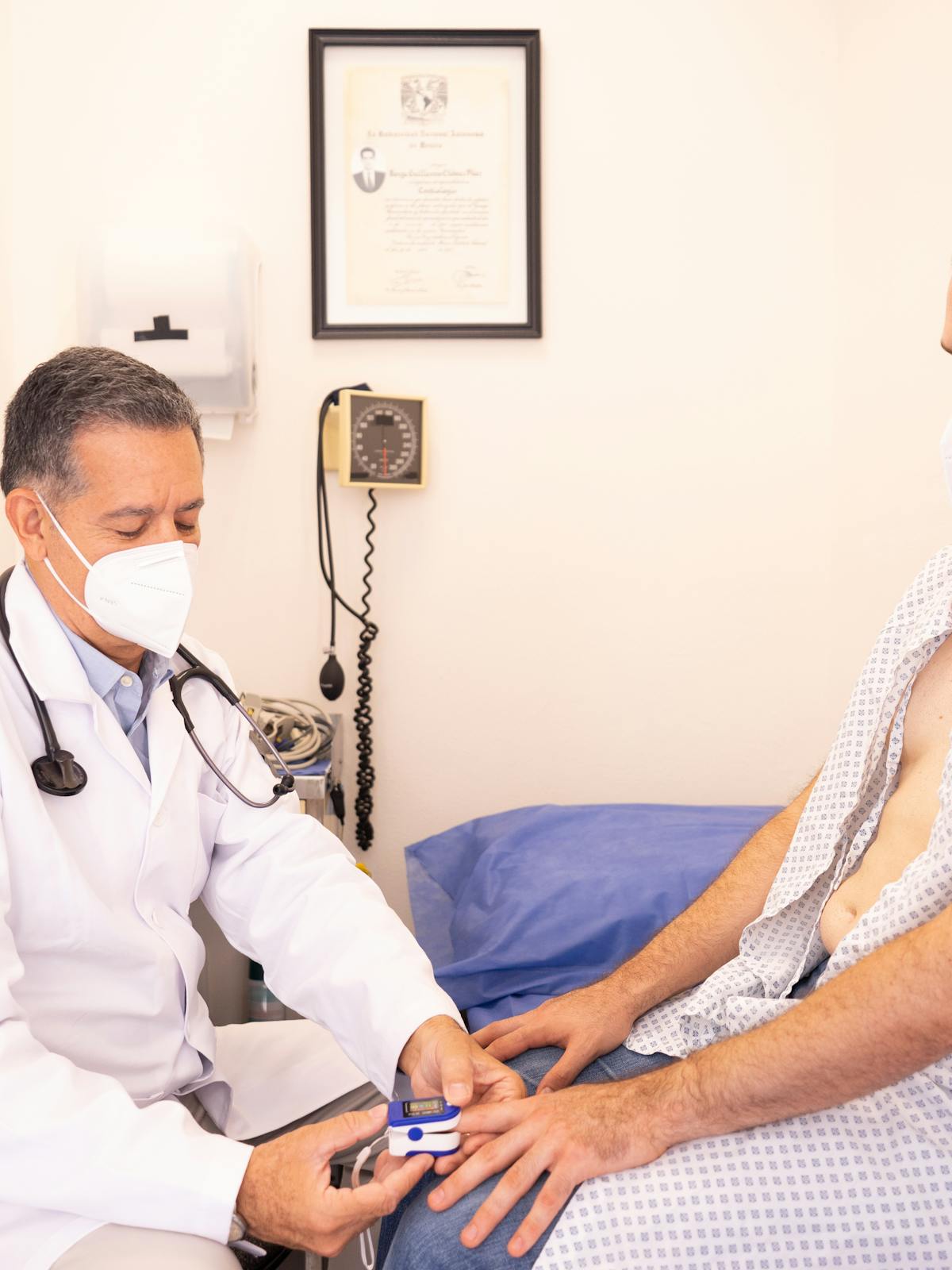 Paciente siendo guiada durante una prueba de diagnostico por imagen.