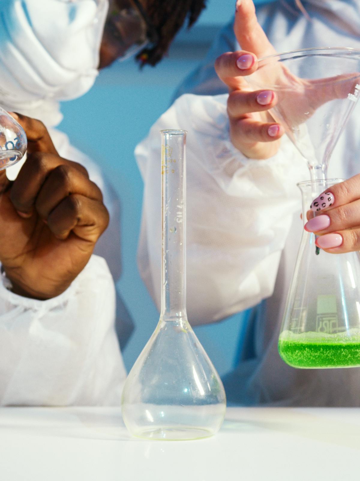 Consulta clinica en sala medica con explicacion individualizada del plan de seguimiento.