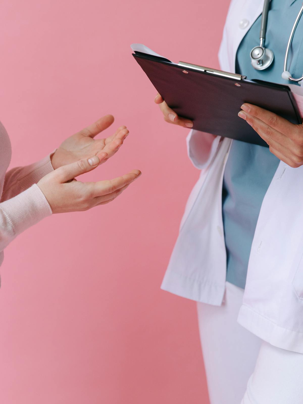 Mesa clinica con notas preparadas para ordenar preguntas y antecedentes antes de consulta.