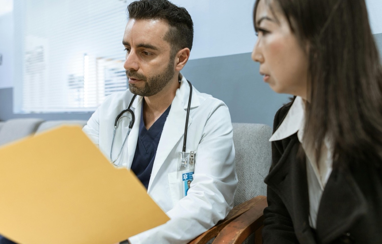 Documentacion clinica preparada para una consulta de ginecologia.