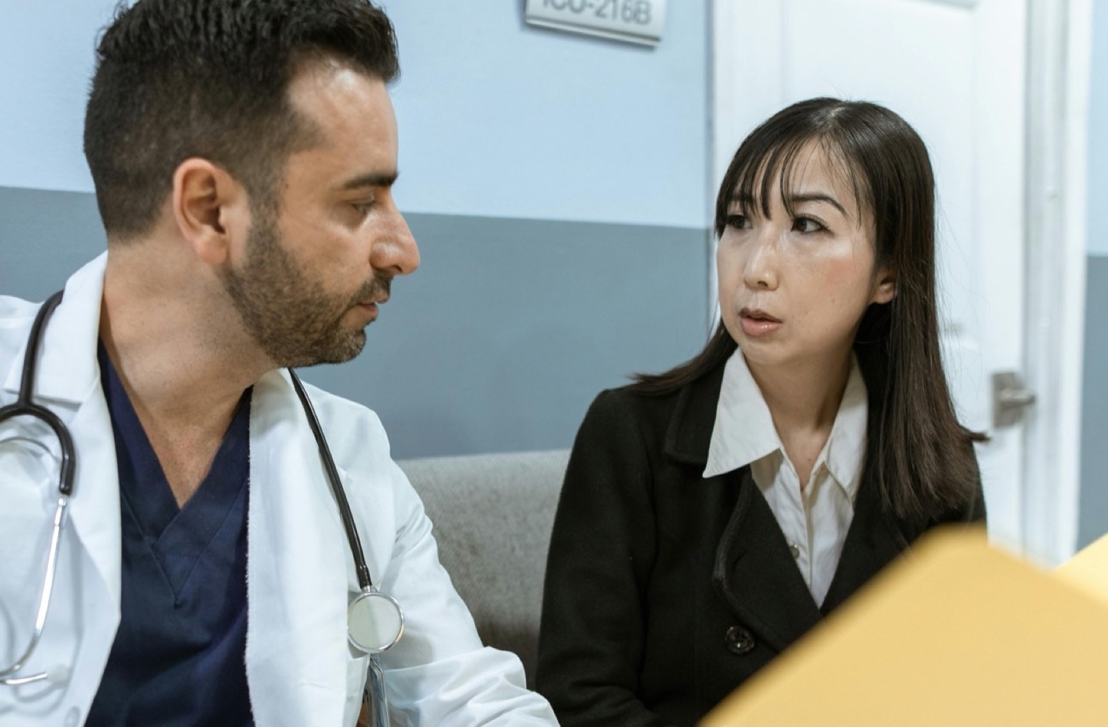 Paciente y especialista conversando en consulta sobre decisiones clinicas.