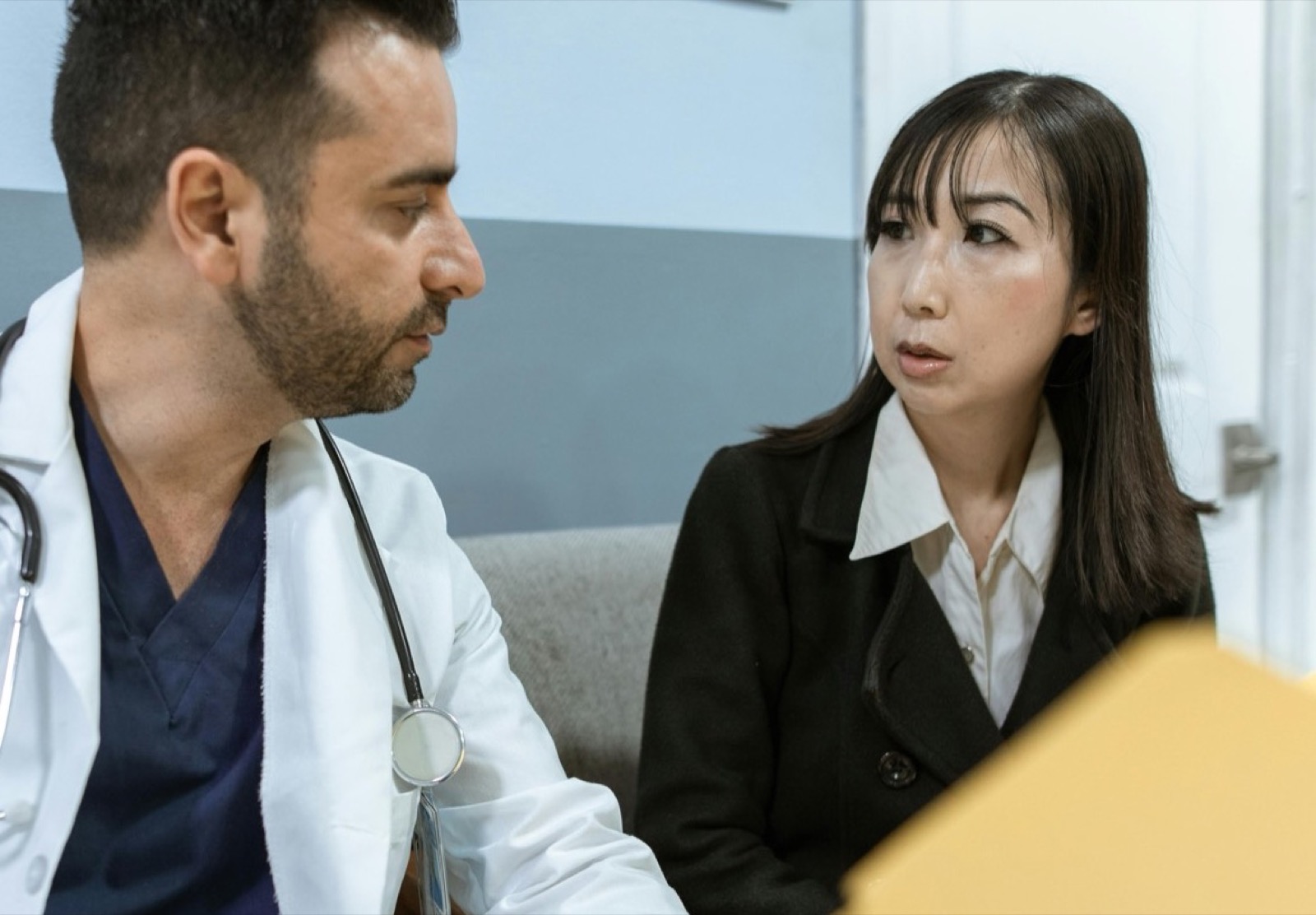 Consulta entre paciente y especialista sobre tiempos y opciones reproductivas.