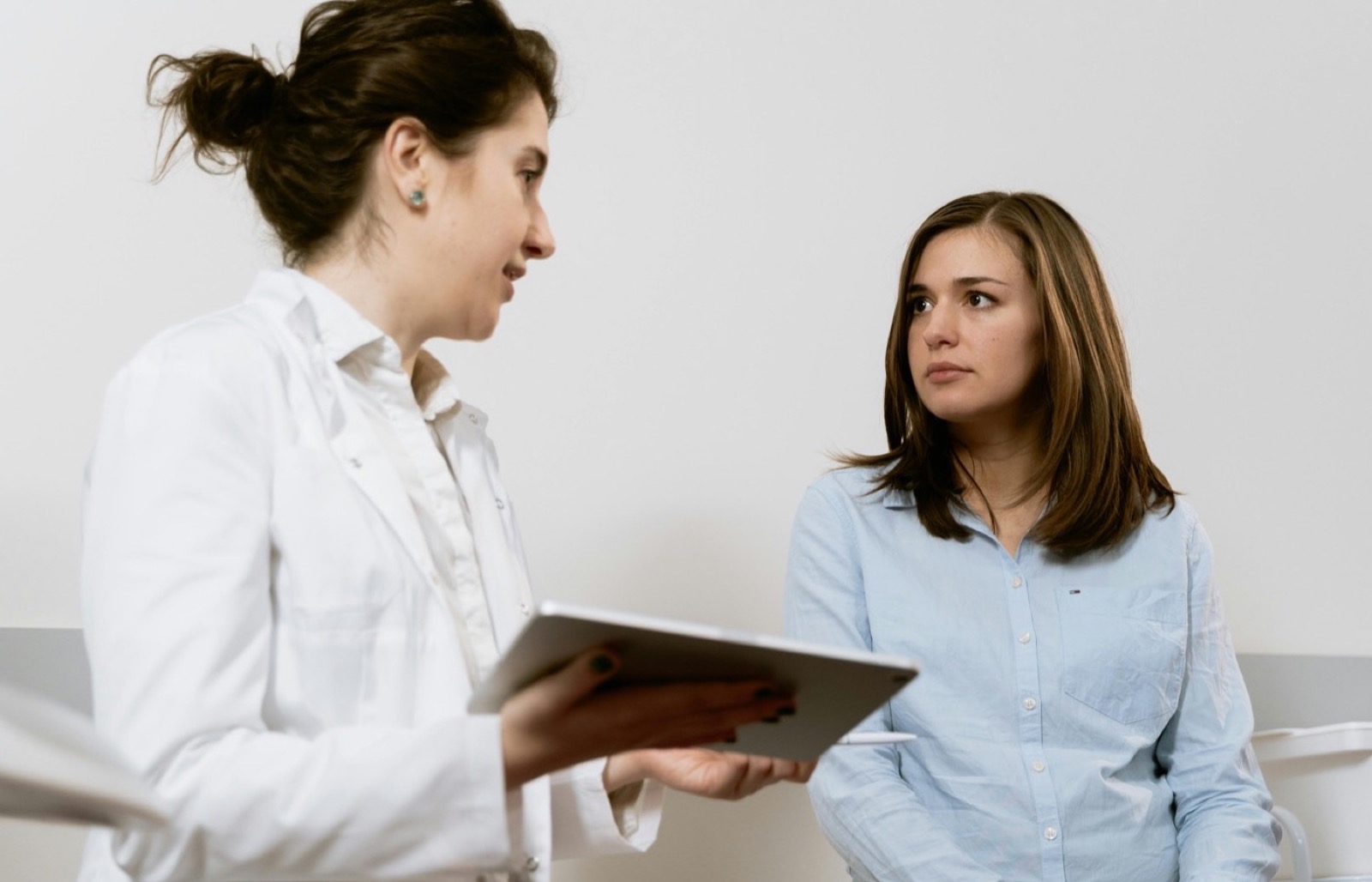 Consulta clinica con tableta usada para revisar seguimiento y recomendaciones.