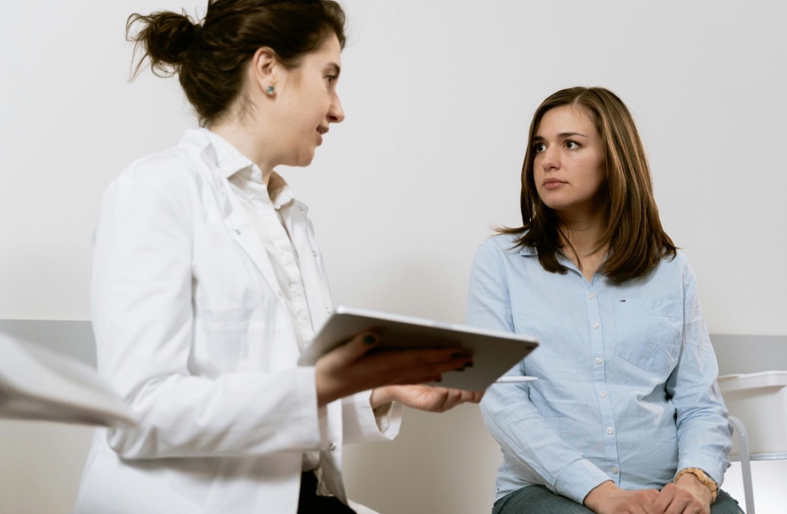 Consulta clinica con tableta digital para seguimiento de sintomas y plan de manejo.