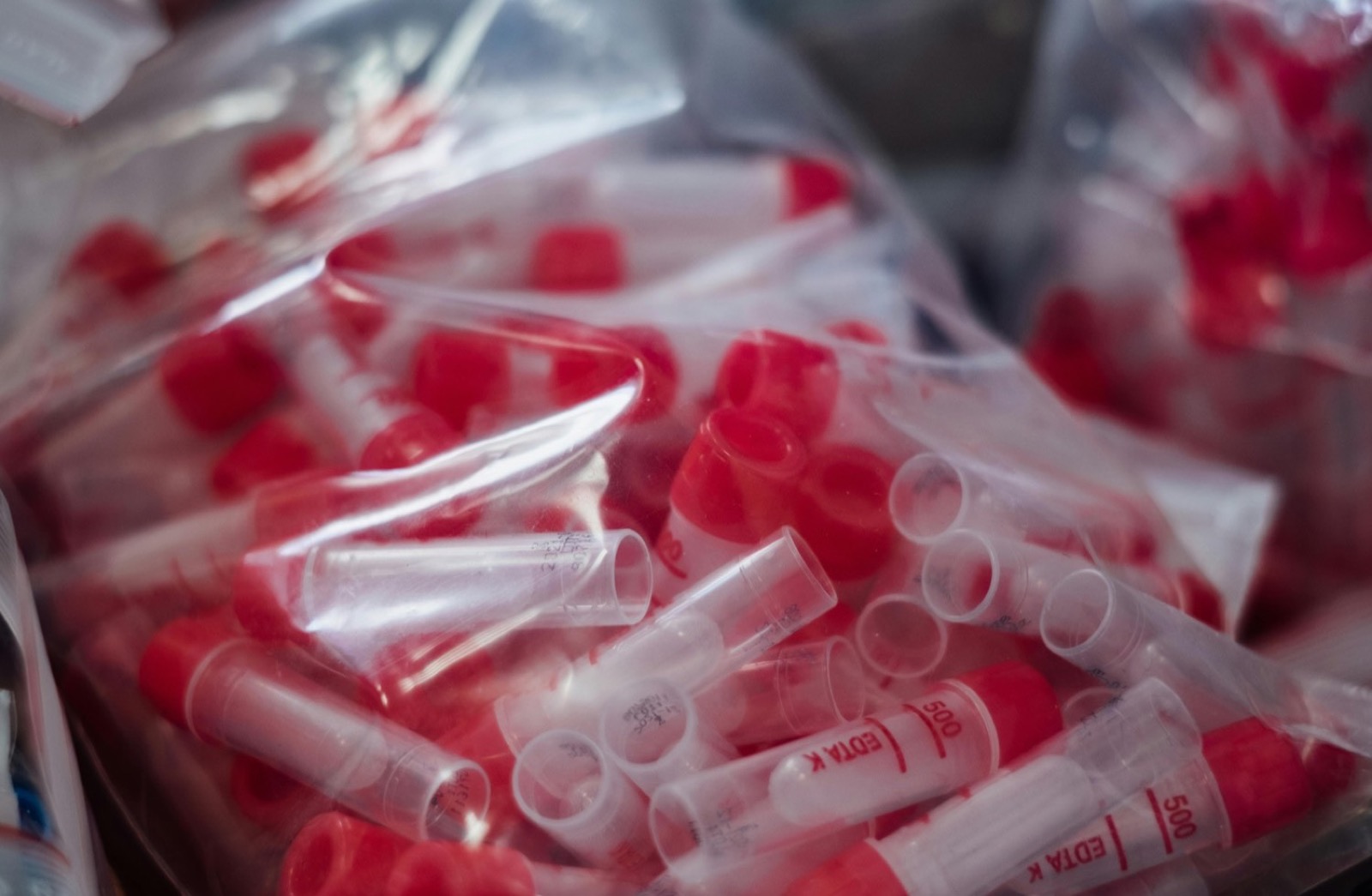 Persona en reposo durante un episodio de dolor pelvico.