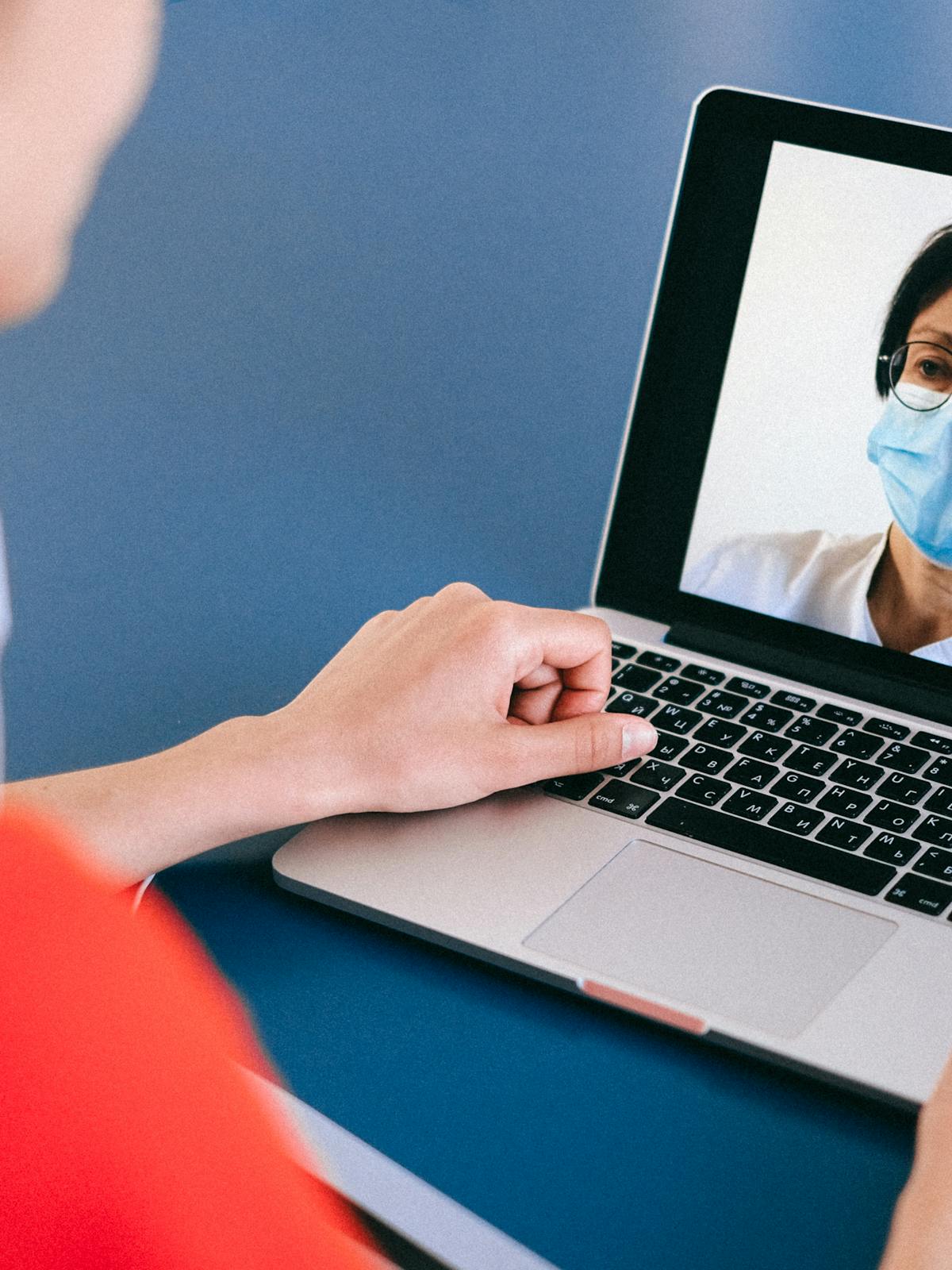 Consulta entre paciente y especialista sobre tiempos y opciones reproductivas.